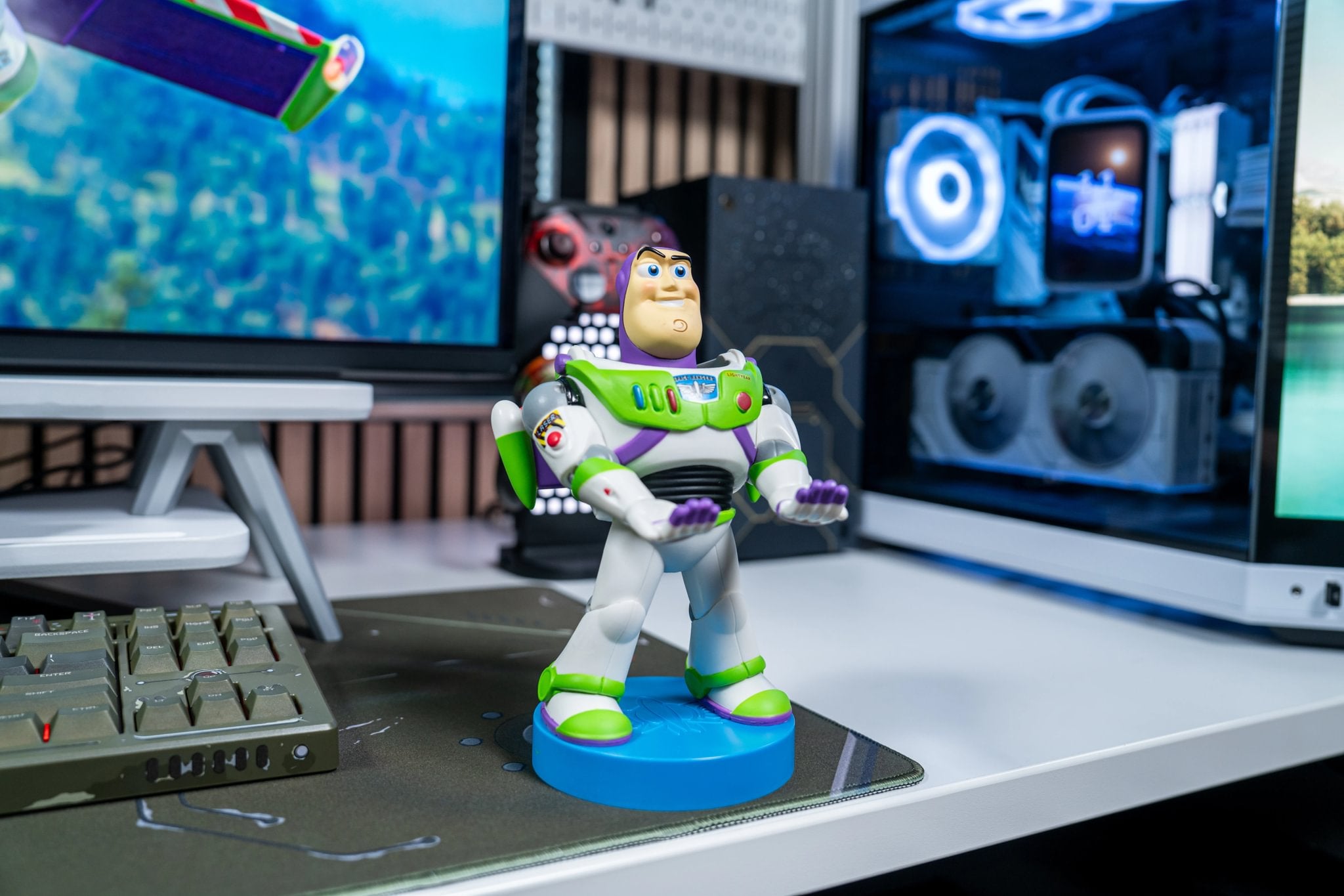 TOY STORY Buzz Lightyear フィギュア　充電器　1個 Disney Toy Story Buzz Lightyear Controller and Phone Stand | Cable